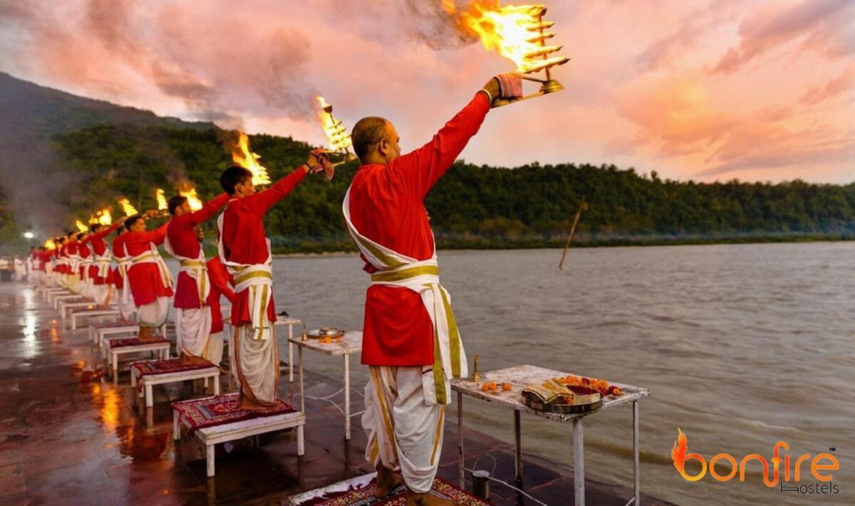 Bonfire Hostels Rishikesh Bagian luar foto