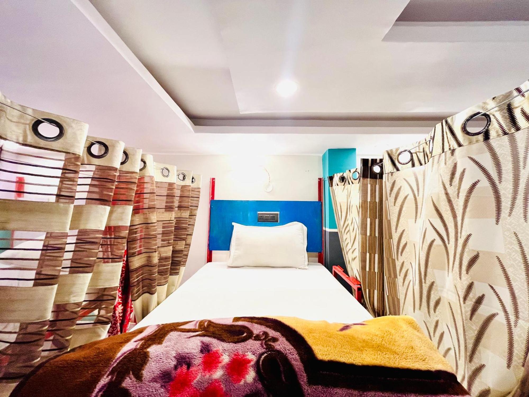 Bonfire Hostels Rishikesh Bagian luar foto